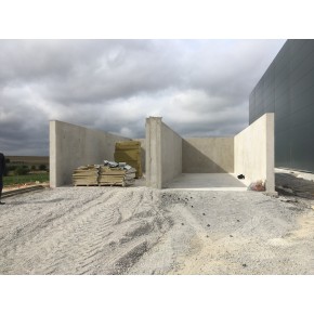 Silo recouvert d'une bâche à enroulement latéral 