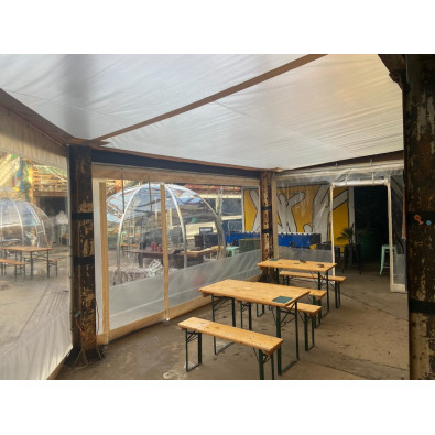 Toile tendue en plafond de pergola d'intérieur