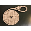 Équipe technique tendant les cordes de fixation lors du montage d'une tente stretch nomade.