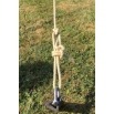 Équipe technique tendant les cordes de fixation lors du montage d'une tente stretch nomade.