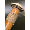 Coupole de mât montée sur un mât en bambou, avec collier de corde pour maintenir la toile stretch.