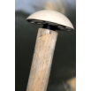 Coupole de mât montée sur un mât en eucalyptus, positionnée en haut de la structure.
