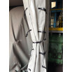 Détail des rideaux coulissants en bâche PVC, fixés par sangles et boucles à clip pour un accès rapide à la machine