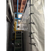 Vue latérale de la structure démontable avec rideaux en bâche PVC ignifugée, montés sur rails coulissants