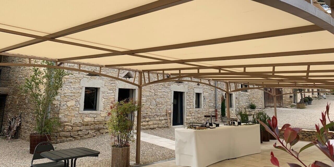 Pourquoi choisir la bâche pergola sur mesure Tecplast